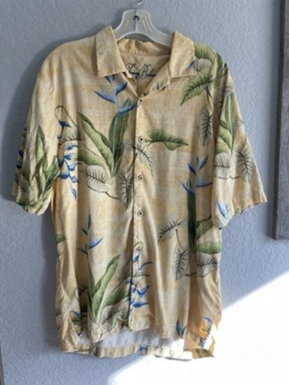 Tommy Bahama Light Brown Hawaiian Shirt Men’s Size Medium Blue and Green Plants